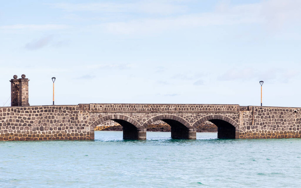 Brücke der Kugeln. Puente de las Bolas führt zum Schloss San Gabriel in der Hafenstadt Arrecife auf der spanischen Insel Lanzarote. - Foto, Bild