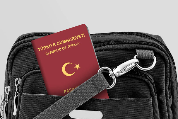 Großaufnahme des türkischen Reisepasses in schwarzer Reisetasche - Foto, Bild