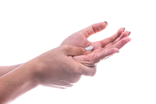 Beyaz ellerde izole edilmiş bir kadın ellerindeki acıyı hissetmek - Fotoğraf, Görsel