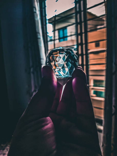 Brillante y brillante cristal redonda forma bola de diamante macro disparar con fondo de colores
 - Foto, imagen