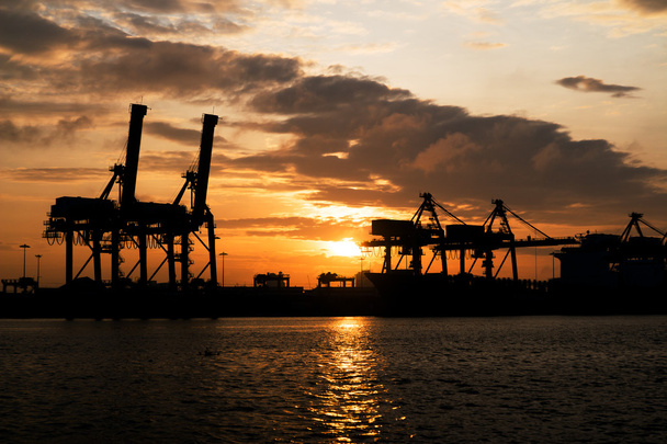 Port industriel au coucher du soleil lever du soleil
 - Photo, image