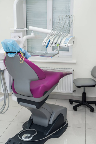 Wyposażenie stomatologiczne w gabinecie stomatologicznym zbliżenie . - Zdjęcie, obraz