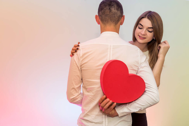 Il giorno di S. Valentino. Fidanzato rendendo sorpresa per la sua ragazza in amore
 - Foto, immagini