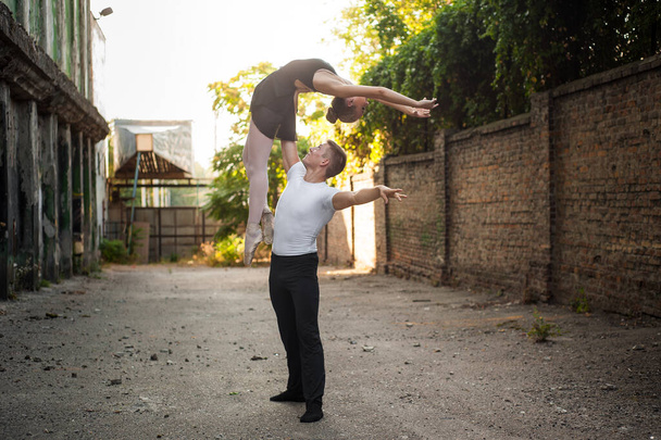 女の子と男のダンサーが自然の中で一緒に屋外で情熱的なダンスを行う - 写真・画像