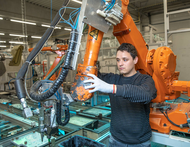 για την προετοιμασία ρομπότ για την παραγωγή νέου τύπου αυτοκινήτων στην αυτοκινητοβιομηχανία - Φωτογραφία, εικόνα