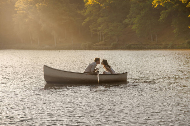 Romantisches Paar im Boot auf Hochzeitsreise genießt Sommerurlaub.  - Foto, Bild
