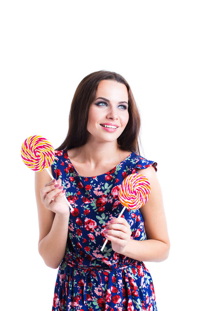 Chica sonriente sosteniendo paleta de caramelo. Dulce vida y confitería
. - Foto, Imagen