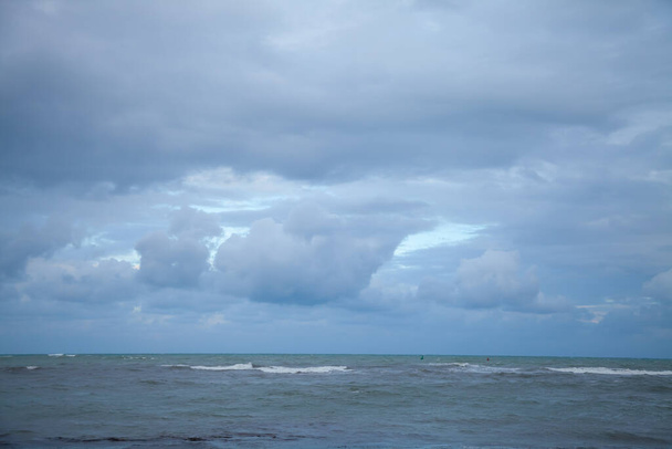 ήρεμη θάλασσα σε συννεφιασμένη ημέρα - Φωτογραφία, εικόνα