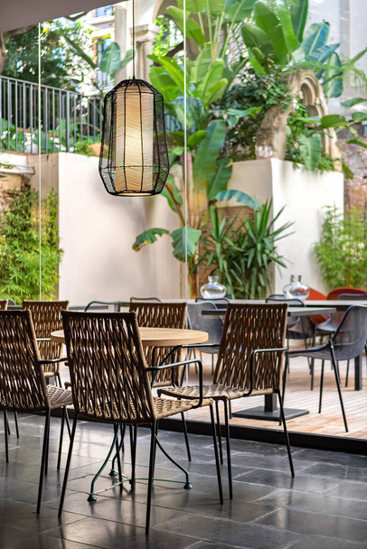 Restaurante mesas com um pátio ou jardim. Espaço interior do café em Espanha
 - Foto, Imagem