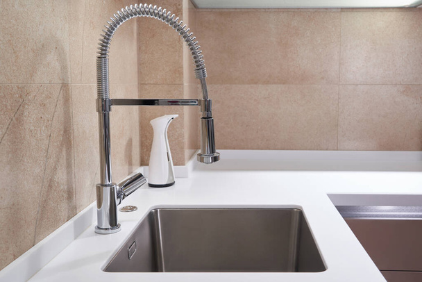 One bowl stainless steel kitchen sink and faucet in a modern style - Foto, afbeelding