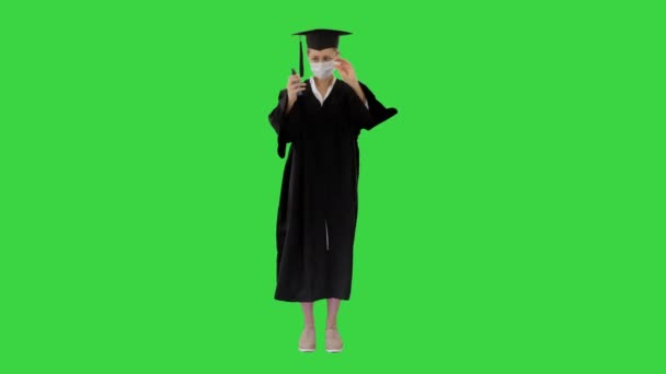 Estudiante de graduación en máscara médica usando desinfectante en una pantalla verde, Chroma Key
. - Imágenes, Vídeo