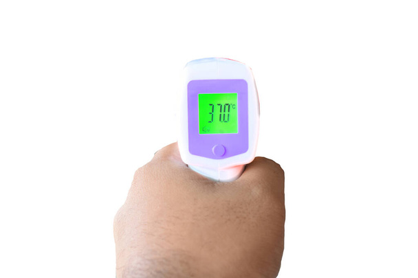 trzymający termometr ręczny izolowany białym tłem  - Zdjęcie, obraz