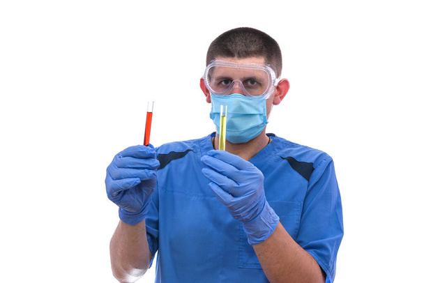 Химик на работе. Человек в защитной форме держит пробирки изолированы на белом
 - Фото, изображение