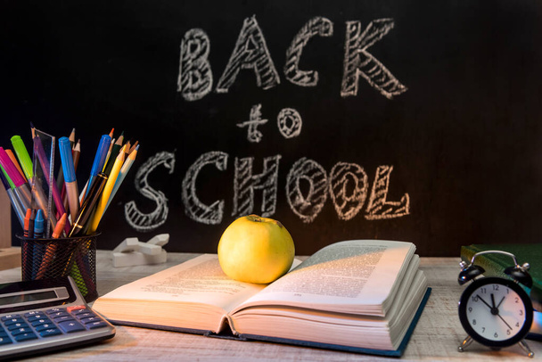 Tableau noir de l'école avec texte "Retour à l'école". Septembre et concept d'éducation
 - Photo, image
