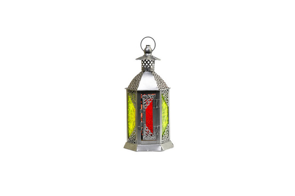 Linterna Ramadán o lámpara de decoración árabe aislada sobre fondo blanco. Enfoque selectivo
 - Foto, imagen