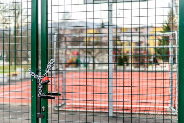 Kapalı basketbol sahası ve çocuk parkı. Coronavirus COVID-19 kısıtlamaları - Fotoğraf, Görsel