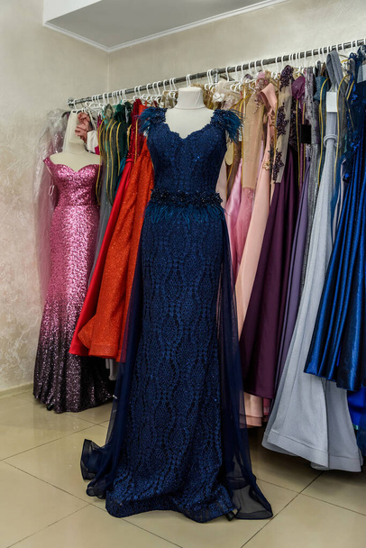 Robes de soirée accrochées sur une étagère en magasin
 - Photo, image
