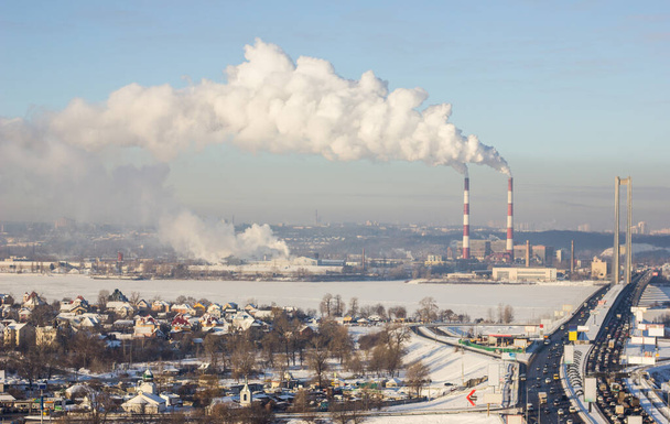 χειμερινό τοπίο με σωλήνες καπνίσματος και κίνηση - Φωτογραφία, εικόνα