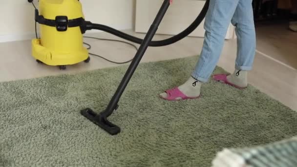 Γυναίκα σκουπίζει πάτωμα και χαλί στο σπίτι, καθαρίζει από μικρόβια - Πλάνα, βίντεο