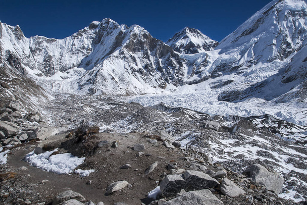 GORAKSHEP, NEPAL - CIRCA OCTOBER 2013: view of the Himalayas (Lingtren, Khumbutse) out of the way to Everest Base Camp  circa October 2013 in Gorakshep - Foto, afbeelding