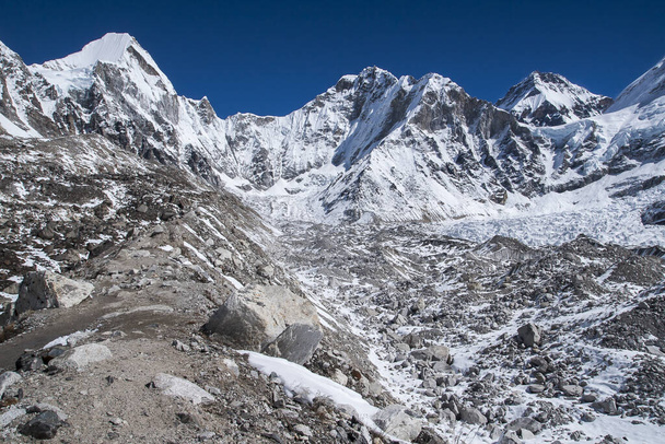 GORAKSHEP, NEPAL - CIRCA 2013年10月: 10月頃にエベレストベースキャンプに向かう途中のヒマラヤ(リントレン、クムブス)の景色2013年ゴラクシェップ - 写真・画像