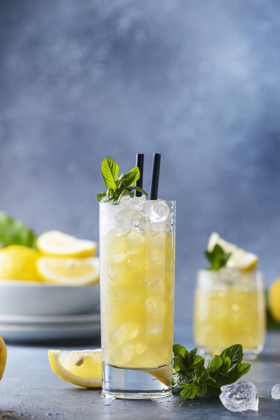 Fresh summer cocktail with lemons, mint and ice, selective focus image - Fotoğraf, Görsel