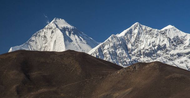 MUKTINATH, NEPAL - CIRCA NOVEMBER 2013: Muktinath 'da Kasım 2013 sıralarında Dhaulagiri Dağı manzarası. - Fotoğraf, Görsel