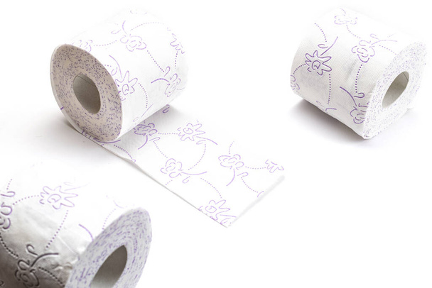 Rollo de papel higiénico aislado en blanco. Fondo de tejido blando. concepto de higiene del baño
. - Foto, imagen