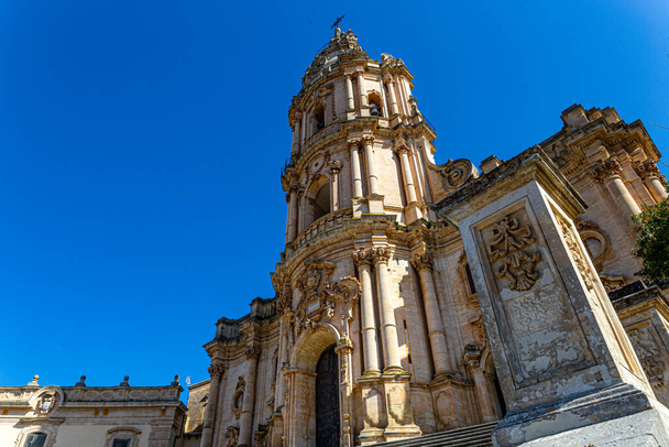 Modica (Sicilia): famosa catedral del siglo XVIII con una cúpula neoclásica que se eleva por encima de una fachada barroca de varios niveles
. - Foto, Imagen