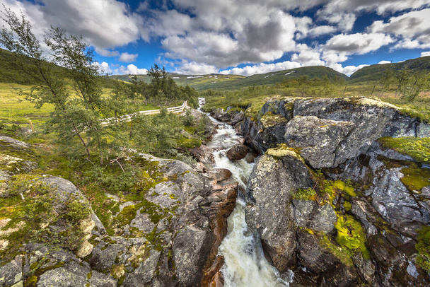 Waterval in de Wild rivier in Hardangervidda National Park - Foto, afbeelding