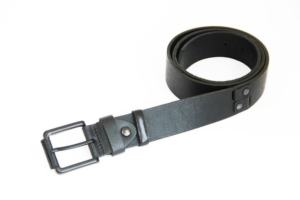 pánská černá kožený pás pro kalhoty na bílém pozadí - Fotografie, Obrázek