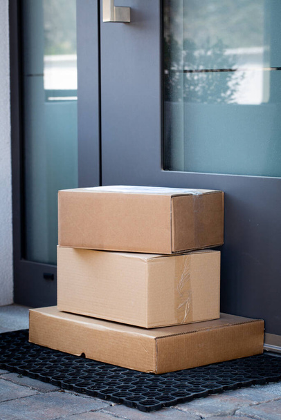 Пакеты, оставленные у входной двери для бесконтактной доставки онлайн купленных товаров
 - Фото, изображение