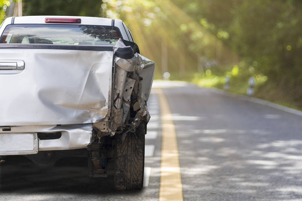 Achterzijde van grijze kleur auto groot beschadigd en per ongeluk gebroken op de weg parkeren kan niet meer rijden. met kopieerruimte voor tekst of ontwerp - Foto, afbeelding