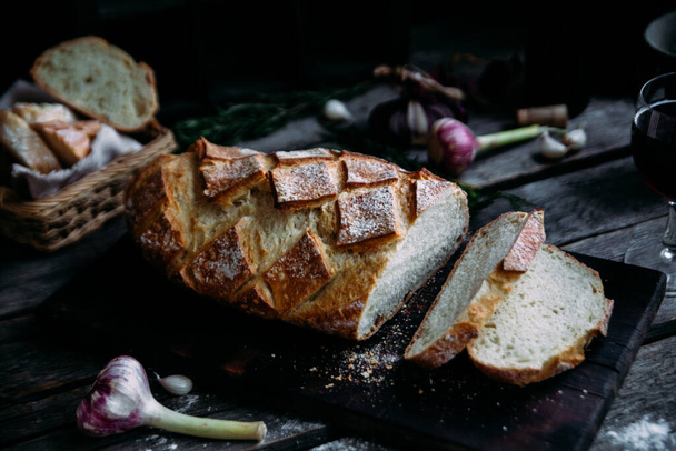 Пшеничный хлеб на столе
 - Фото, изображение