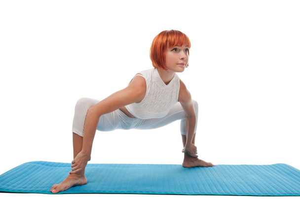 Red-haired fitness girl with yoga mat - 写真・画像