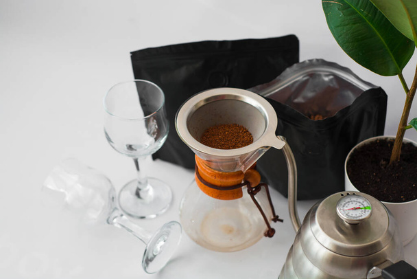 Fehér háttér, virág a pot, erős fekete természetes kávé üvegárukban készített alternatív módszerrel arabica bab. - Fotó, kép