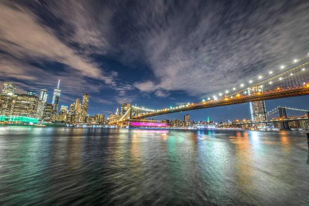 Skyline of Manhattan i Brooklyn Bridge, widok nocny. - Zdjęcie, obraz