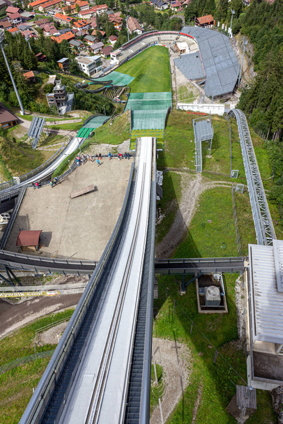 Vista desde el estadio de salto de esquí. Erdinger Arena. Oberstdorf, Baviera, Alemania. Resort, deporte
. - Foto, imagen