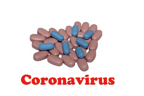 Coronavirus inscriptie in het kader van pillen. Coronovirus behandeling. Longontsteking. Hart gemaakt van pillen - Foto, afbeelding