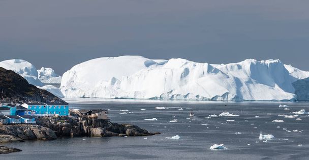 大きな氷山と美しい風景 - 写真・画像
