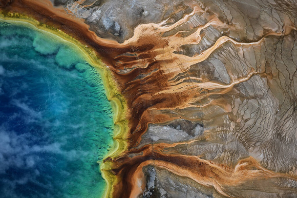 Veduta aerea della grande primavera prismatica nel parco nazionale di Yellowstone, USA
 - Foto, immagini