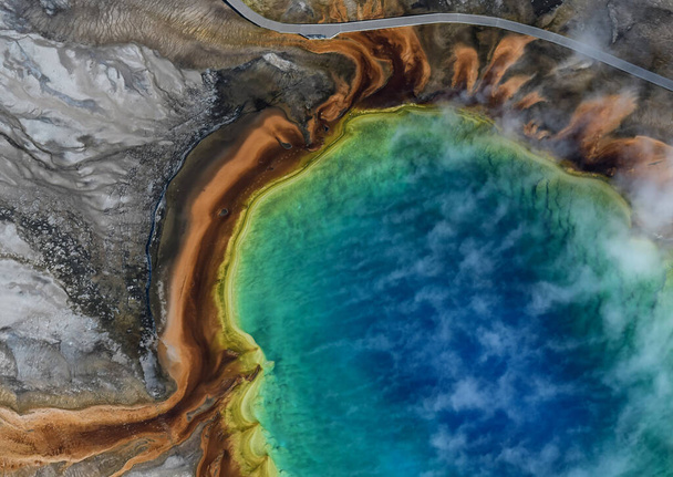 Widok z lotu ptaka na Grand Prismatic Spring w Parku Narodowym Yellowstone, USA - Zdjęcie, obraz