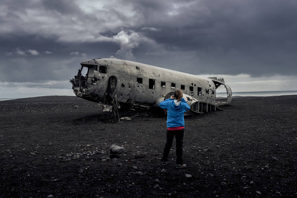 Lentokoneen hylky Mustalla hiekkarannalla Islannissa
 - Valokuva, kuva