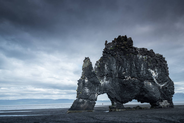 Stos morski Hvtserkur Hvitserkur na Islandii - Zdjęcie, obraz