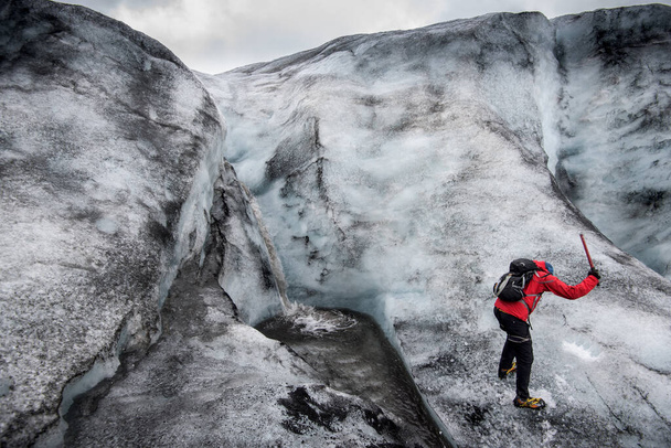 As pessoas caminham no Glaciar
 - Foto, Imagem