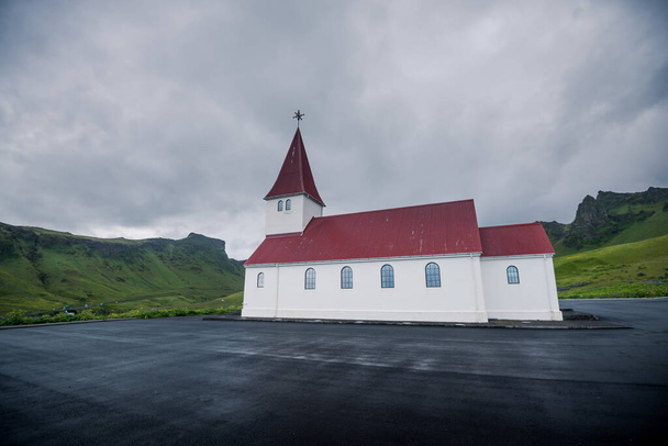Hermosa iglesia en Vik en el verano, Islandia
 - Foto, Imagen