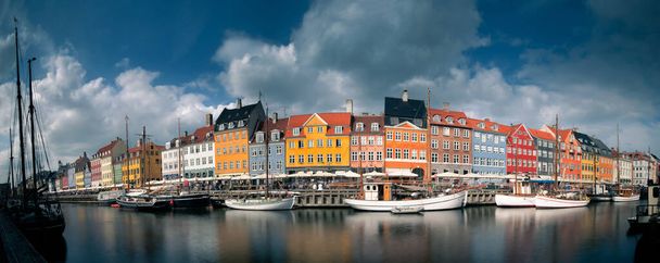 Hermosa nyhavn y la ciudad de Copenhague en Dinamarca
 - Foto, Imagen