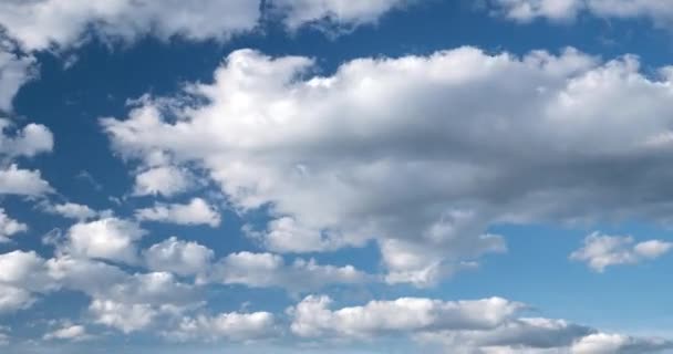 Όμορφη πάροδο του χρόνου λευκά σύννεφα με μπλε ουρανό έρχονται στην κάμερα. Μπλε ουρανός στο τέλος του βίντεο - Πλάνα, βίντεο