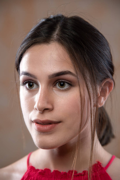 Head portrait of a pretty young woman with beautiful skin and hazelnut green eyes - Zdjęcie, obraz