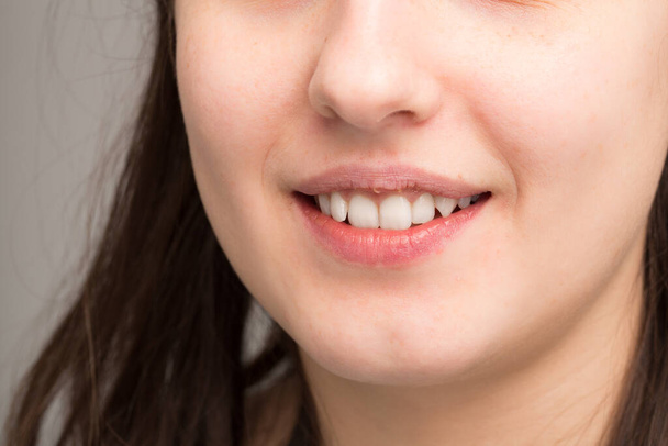 Nő száj mosolygó fehér fogak - Fotó, kép